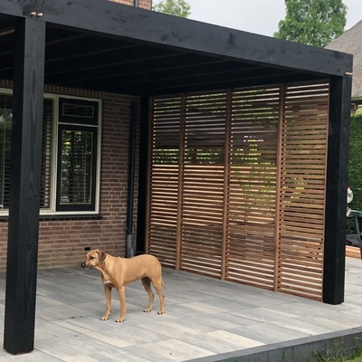 Ipé Designwand voor Overkapping en Buitenkamer Ipé designwand met verticale 4x4 balkjes als luxe afwerking van een moderne overkapping