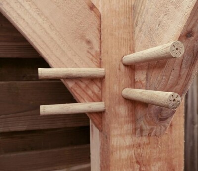 Close-up van een pen-en-gatverbinding die met de hand wordt afgewerkt
