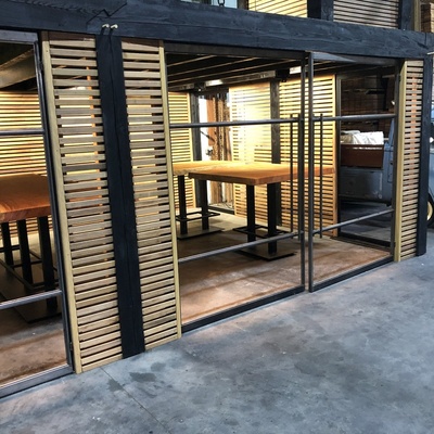 Architectonische Tuinwand van Ipé Hardhout Exclusieve tuinwand van Ipé hardhout met 4x4 balkjes toegepast in een moderne villatuin