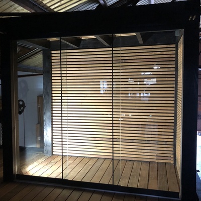 Moderne zwarte overkapping met glazen schuifdeuren Moderne zwarte overkapping met glazen schuifdeuren