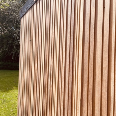 Luxe barcode schutting met verticale Ip&eacute; hardhouten lamellen in twee breedtes voor een dynamisch 3D-effect