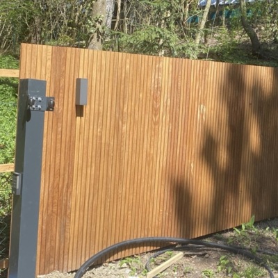 Verticale lamellen schutting van Ip&eacute; hout met moderne uitstraling