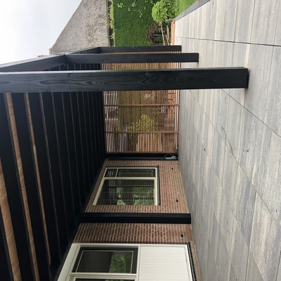 Moderne overkapping met plat dak Moderne zwarte overkapping met strak plat dak