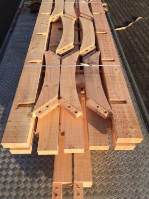 Eiken constructie met gebogen schoren en massief hout