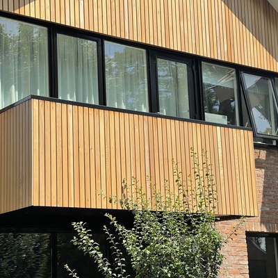 Gevelbekleding van ipe hout onzichtbaar geschroefd