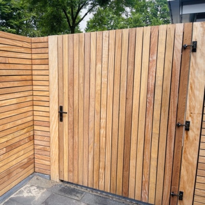 Modernes Luxus-Gartentor aus edlem Ip&eacute;-Hartholz kombiniert mit stabilen Bangkirai-Pfosten f&uuml;r ein exklusives Erscheinungsbild