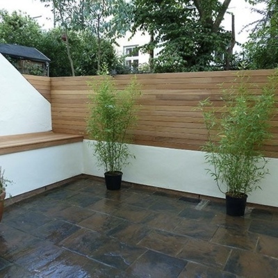 Atmosph&auml;re in Ihrem Garten durch die Kombination von Lamellen aus Ipe-Holz mit Stein