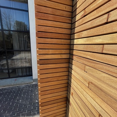 Close-up van de clips die onzichtbaar in de zijgroef van de lamellen vallen