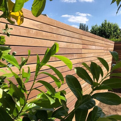 Ipe lamellen schutting onzichtbaar geschroefd met klik systeem en clip montage