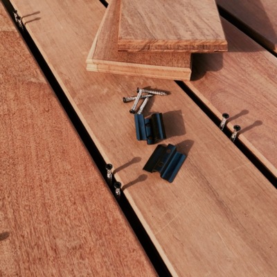 Detailopname van zwarte clips verdekt ingeschoven in ipe vlonder