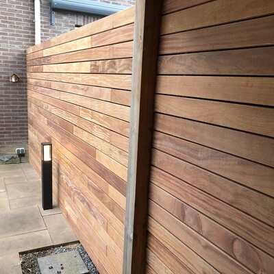 Ipe-Latten- und Lamellenzaun mit einer Breite von 9 cm