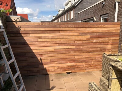 Zaun komplett mit modernen Ip&eacute;-Lamellen verkleidet