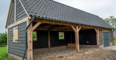 Douglas overkapping met traditionele verbindingen Ambachtelijke-douglas-overkapping-met-traditionele-pen-en-gatverbindingen