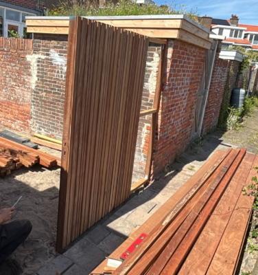 Stapel Ip&eacute; hardhouten schuttingplanken voor luxe tuinprojecten