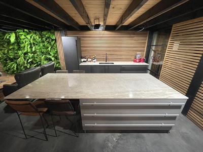 Moderne overkapping Douglas zwart met buitenkeuken Moderne zwarte overkapping met luxe buitenkeuken