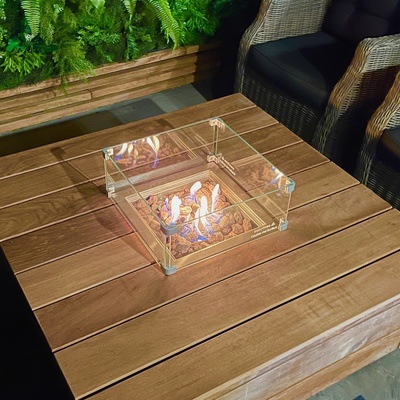 Moderne vuurtafel voor Ip&eacute; lamellen schutting in exclusieve tuin