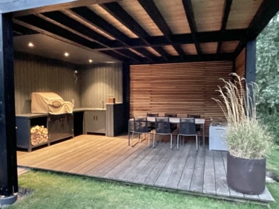 Luxe moderne overkapping met ipe lamellen wand en vlonder van ipe hout