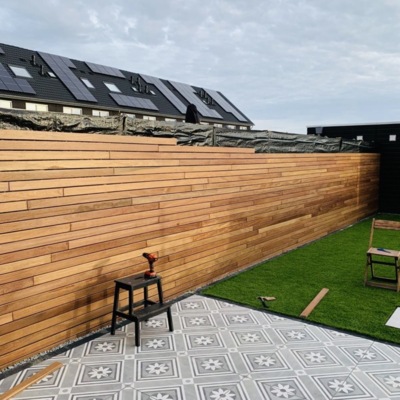 Onderhoud van een moderne Ipé schutting Onderhoud van een moderne Ipé hardhouten schutting voor jarenlang behoud van een luxe uitstraling.