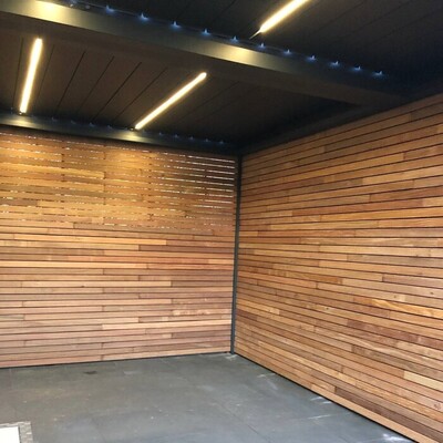 Exclusieve moderne Ipé hardhouten schutting Exclusieve moderne schutting van Ipé hardhout als luxe erfafscheiding.