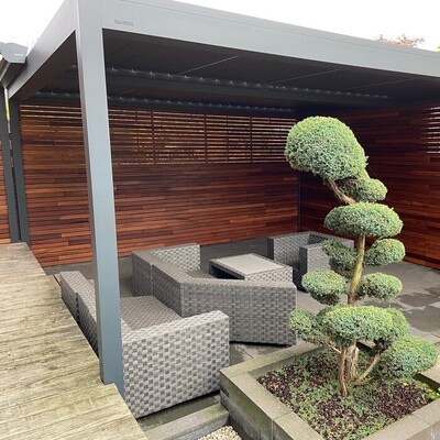 Tijdloze moderne schutting van Ipé hardhout Moderne Ipé hardhouten schutting die duurzaam aansluit op woning, terras en tuin